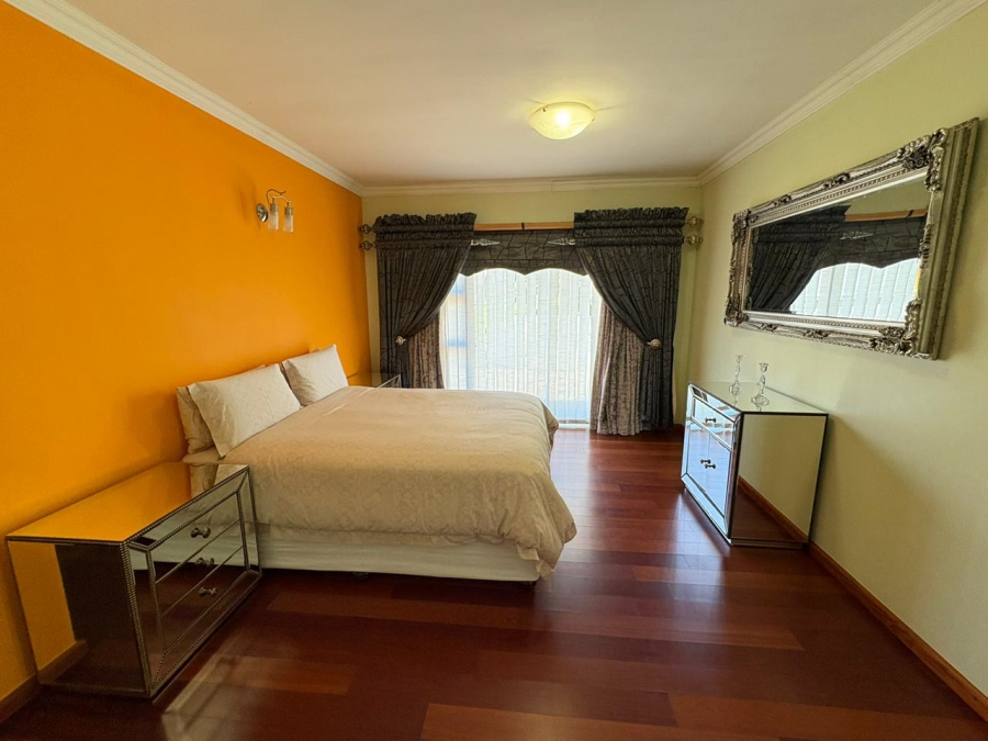 To Let 4 Bedroom Property for Rent in Uitzicht Western Cape